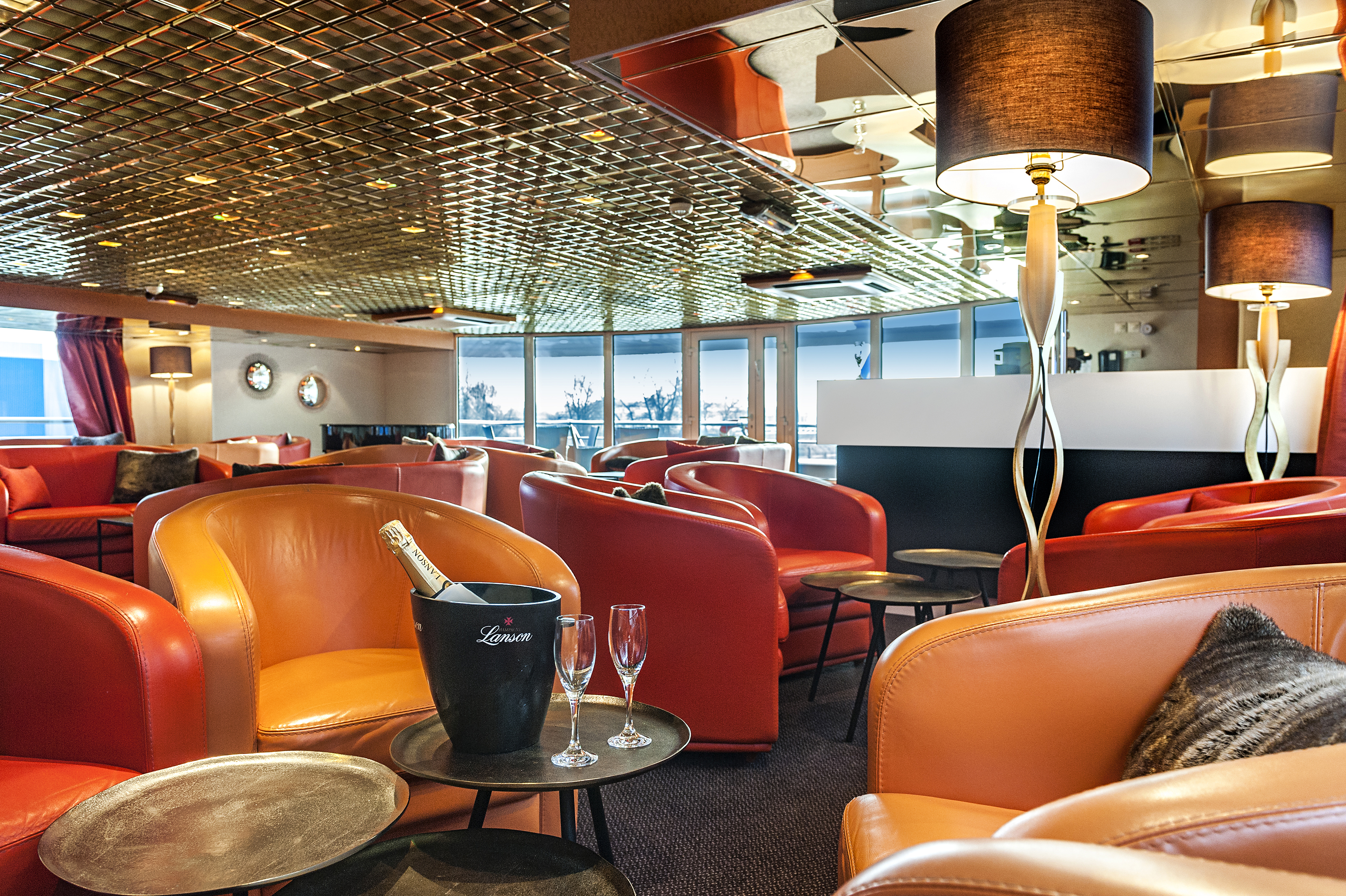 CroisiEurope MS Europe Pianorama Bar 2.jpg
